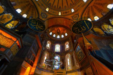 İstanbul 'daki Ayasofya, Kilise veya Cami, Bizans mimarisinin dünyaca ünlü anıtı..