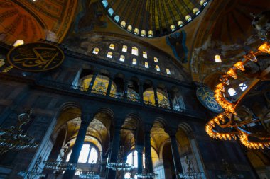 İstanbul 'daki Ayasofya, Kilise veya Cami, Bizans mimarisinin dünyaca ünlü anıtı..