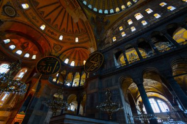 İstanbul 'daki Ayasofya, Kilise veya Cami, Bizans mimarisinin dünyaca ünlü anıtı..