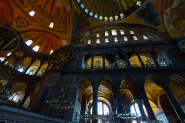 İstanbul 'daki Ayasofya, Kilise veya Cami, Bizans mimarisinin dünyaca ünlü anıtı..