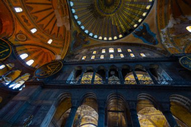 İstanbul 'daki Ayasofya, Kilise veya Cami, Bizans mimarisinin dünyaca ünlü anıtı..