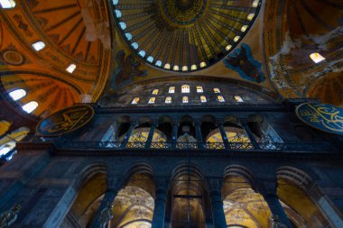 İstanbul 'daki Ayasofya, Kilise veya Cami, Bizans mimarisinin dünyaca ünlü anıtı..