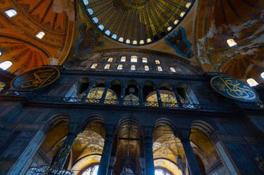 İstanbul 'daki Ayasofya, Kilise veya Cami, Bizans mimarisinin dünyaca ünlü anıtı..