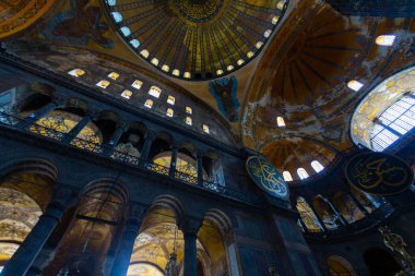 İstanbul 'daki Ayasofya, Kilise veya Cami, Bizans mimarisinin dünyaca ünlü anıtı..