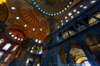 İstanbul 'daki Ayasofya, Kilise veya Cami, Bizans mimarisinin dünyaca ünlü anıtı..