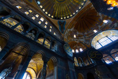 İstanbul 'daki Ayasofya, Kilise veya Cami, Bizans mimarisinin dünyaca ünlü anıtı..