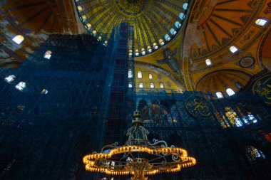 İstanbul 'daki Ayasofya, Kilise veya Cami, Bizans mimarisinin dünyaca ünlü anıtı..