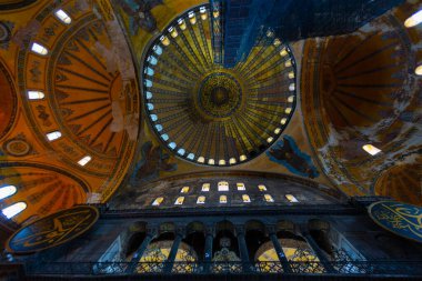 İstanbul 'daki Ayasofya, Kilise veya Cami, Bizans mimarisinin dünyaca ünlü anıtı..