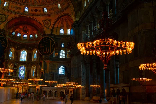 İstanbul 'daki Ayasofya, Kilise veya Cami, Bizans mimarisinin dünyaca ünlü anıtı..