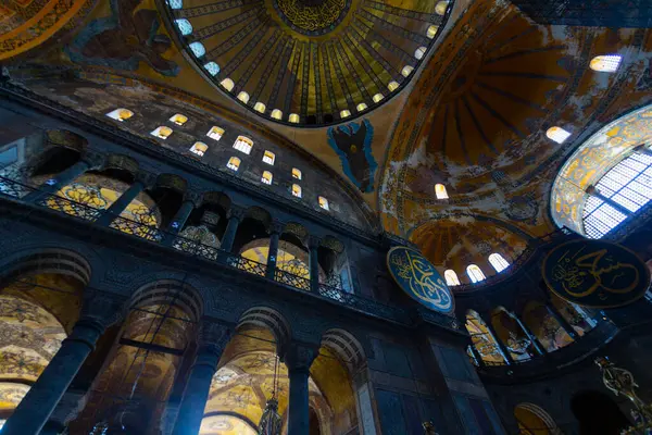 İstanbul 'daki Ayasofya, Kilise veya Cami, Bizans mimarisinin dünyaca ünlü anıtı..