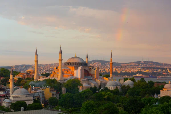 Türkiye 'nin İstanbul kentindeki Ayasofya Camii' nin dış görünüşü.