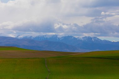 Tunceli-Mercan Dağları (Munzur) 3370 metredir. Tunceli ve Erzincan illeri arasında yükselen merkez Taurus Dağları ile Kuzey Anadolu Dağları ve Güneydoğu Taurus Dağları arasında uzanır..