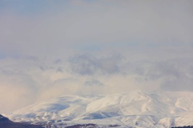 Tunceli-Mercan Dağları (Munzur) 3370 metredir. Tunceli ve Erzincan illeri arasında yükselen merkez Taurus Dağları ile Kuzey Anadolu Dağları ve Güneydoğu Taurus Dağları arasında uzanır..
