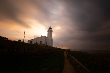 Inceburun 'daki deniz feneri. Sinop, Türkiye. Inceburun Türkiye 'nin en kuzey noktasıdır. Denizcilik, manzara.