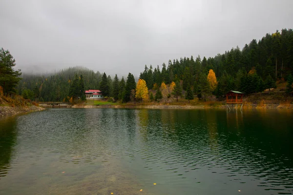 Pohled Malé Akgol Jezero Ayancik Sinop Kolem Velkých Hor Vysokými — Stock fotografie