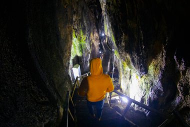 Sinop, Türkiye 'deki İnalti Mağarası. Nalt Magarasi Sinop 'ta ziyaret edilecek en popüler yerlerden biridir..
