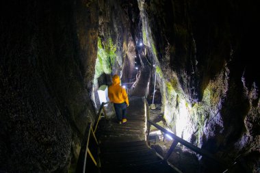 Sinop, Türkiye 'deki İnalti Mağarası. Nalt Magarasi Sinop 'ta ziyaret edilecek en popüler yerlerden biridir..