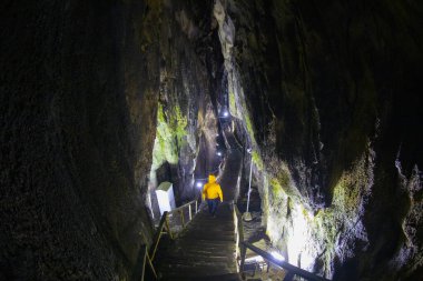 Sinop, Türkiye 'deki İnalti Mağarası. Nalt Magarasi Sinop 'ta ziyaret edilecek en popüler yerlerden biridir..