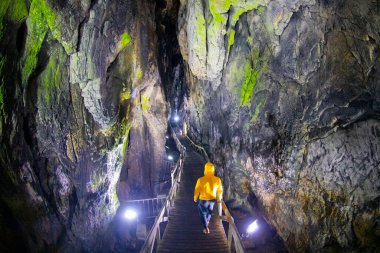 Sinop, Türkiye 'deki İnalti Mağarası. Nalt Magarasi Sinop 'ta ziyaret edilecek en popüler yerlerden biridir..