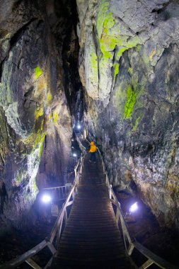 Sinop, Türkiye 'deki İnalti Mağarası. Nalt Magarasi Sinop 'ta ziyaret edilecek en popüler yerlerden biridir..