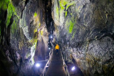 Sinop, Türkiye 'deki İnalti Mağarası. Nalt Magarasi Sinop 'ta ziyaret edilecek en popüler yerlerden biridir..