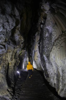 Sinop, Türkiye 'deki İnalti Mağarası. Nalt Magarasi Sinop 'ta ziyaret edilecek en popüler yerlerden biridir..