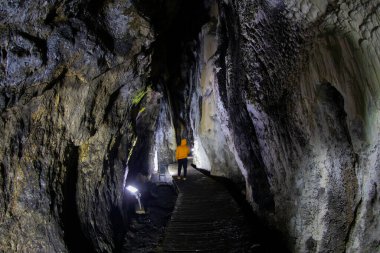 Sinop, Türkiye 'deki İnalti Mağarası. Nalt Magarasi Sinop 'ta ziyaret edilecek en popüler yerlerden biridir..