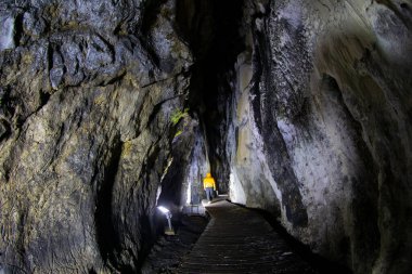 Sinop, Türkiye 'deki İnalti Mağarası. Nalt Magarasi Sinop 'ta ziyaret edilecek en popüler yerlerden biridir..
