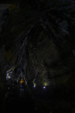 Sinop, Türkiye 'deki İnalti Mağarası. Nalt Magarasi Sinop 'ta ziyaret edilecek en popüler yerlerden biridir..