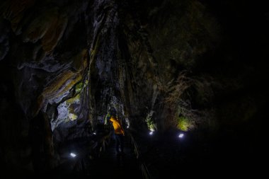 Sinop, Türkiye 'deki İnalti Mağarası. Nalt Magarasi Sinop 'ta ziyaret edilecek en popüler yerlerden biridir..