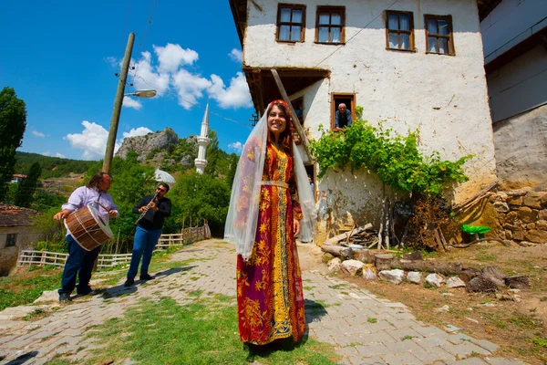 地区和乡村音乐婚礼套件 土耳其音乐和乡村婚礼 新郎和演奏者 — 图库照片
