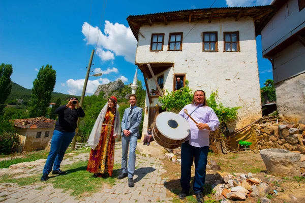 地区和乡村音乐婚礼套件 土耳其音乐和乡村婚礼 新郎和演奏者 — 图库照片