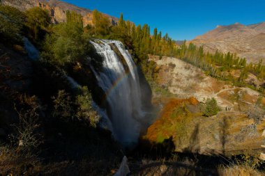 Tortum şelalesi en büyük şelaledir ve Türkiye 'nin en olağanüstü doğal hazinelerinden biridir.