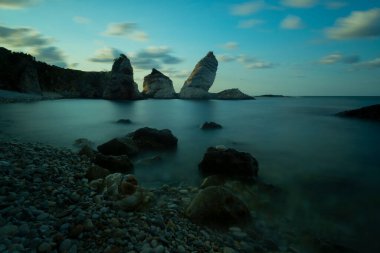 Türkiye 'nin Sile plajında güzel kaya oluşumu