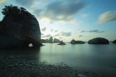 Türkiye 'nin Sile plajında güzel kaya oluşumu
