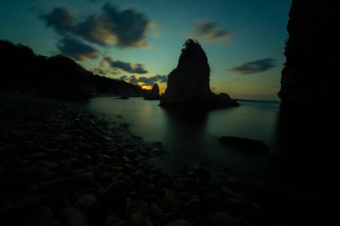 Türkiye 'nin Sile plajında güzel kaya oluşumu