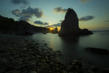 Türkiye 'nin Sile plajında güzel kaya oluşumu