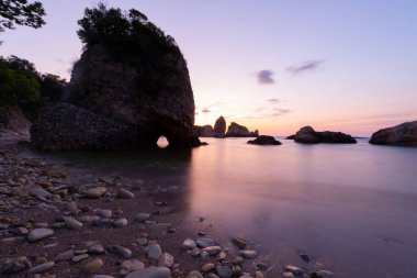 Türkiye 'nin Sile plajında güzel kaya oluşumu