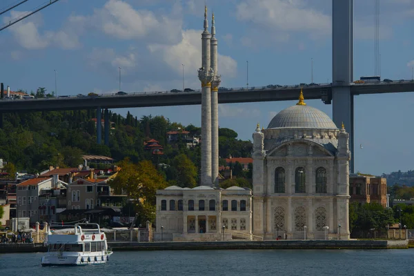 Boğaz manzarası ve İstanbul tekne gezisi.