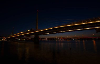 Alacakaranlık sırasında moda renkleri olan Yeni Halic Metro Köprüsü