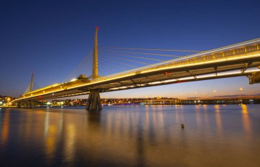 Alacakaranlık sırasında moda renkleri olan Yeni Halic Metro Köprüsü