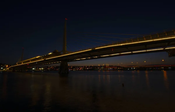 Halic Metro Bridge Divatos Színekkel Alkonyatkor — Stock Fotó
