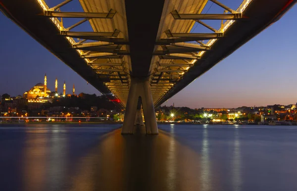 Alacakaranlık Sırasında Moda Renkleri Olan Yeni Halic Metro Köprüsü — Stok fotoğraf