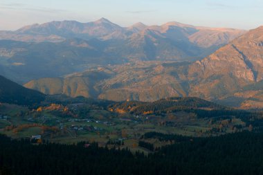 Sonbaharın güzel renkleri ve Türkiye 'de eş zamanlı yorumlama dağları ve Doğu Karadeniz bölgesi