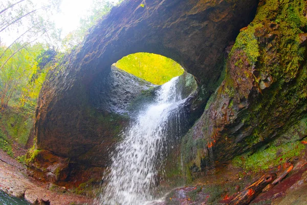 Fascinante Cachoeira Floresta Cachoeira Deliklikaya Água Flui Através Buraco Formado — Fotografia de Stock