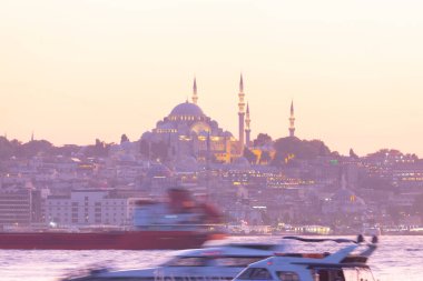 İstanbul şehri ve gün batımı, en güzel manzaralı Kule, Yeni Cami, Mavi Cami, Ayasofya, eski saat, topkapı sarayı, İstanbul 'un en güzel manzarası ve gün batımı.
