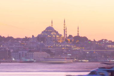 İstanbul şehri ve gün batımı, en güzel manzaralı Kule, Yeni Cami, Mavi Cami, Ayasofya, eski saat, topkapı sarayı, İstanbul 'un en güzel manzarası ve gün batımı.