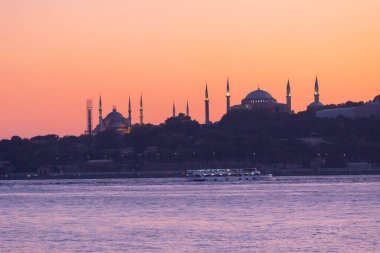 İstanbul şehri ve gün batımı, en güzel manzaralı Kule, Yeni Cami, Mavi Cami, Ayasofya, eski saat, topkapı sarayı, İstanbul 'un en güzel manzarası ve gün batımı.