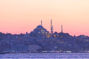 İstanbul şehri ve gün batımı, en güzel manzaralı Kule, Yeni Cami, Mavi Cami, Ayasofya, eski saat, topkapı sarayı, İstanbul 'un en güzel manzarası ve gün batımı.