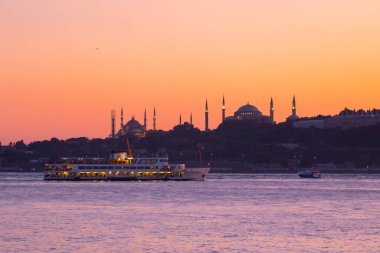 İstanbul şehri ve gün batımı, en güzel manzaralı Kule, Yeni Cami, Mavi Cami, Ayasofya, eski saat, topkapı sarayı, İstanbul 'un en güzel manzarası ve gün batımı.
